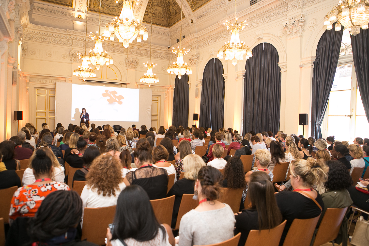 Conférence avec de nombreux participants